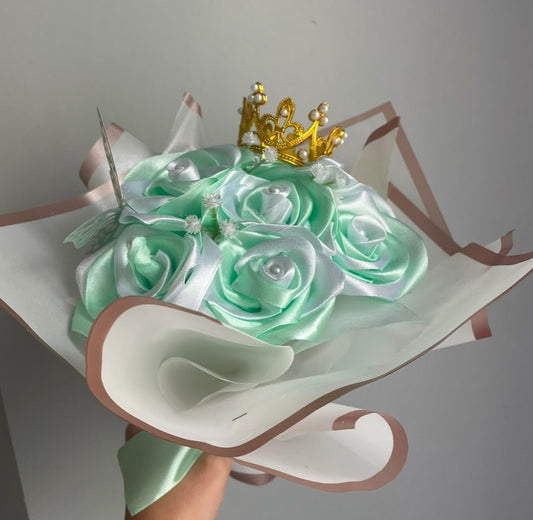 💐 Élégance Satinée – Bouquet de Roses Turquoise & Blanches Fait Main 🌊🤍