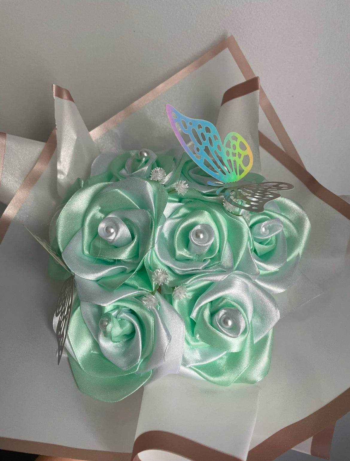 💐 Élégance Satinée – Bouquet de Roses Turquoise & Blanches Fait Main 🌊🤍