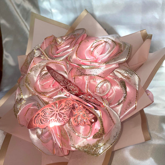 🌸 Bouquet éternel en ruban – Roses roses & papillons 🌸